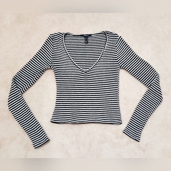 Y2K Womans Forever 21 Stripped Crop Top Size Small very Stretchy Material - Picture 2 of 7